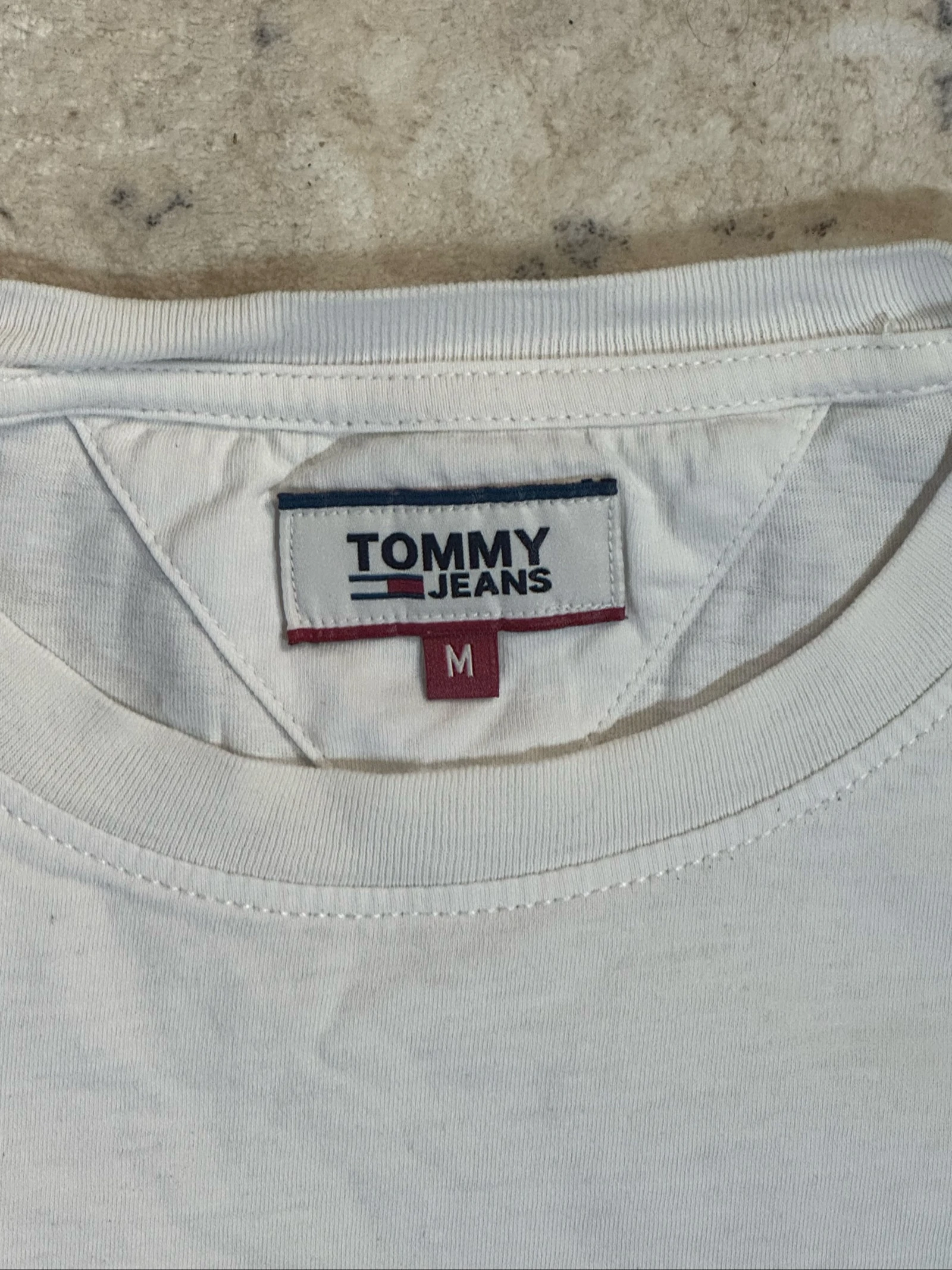 T-shirt Tommy Jeans blanc avec logo sur le devant – photo 3